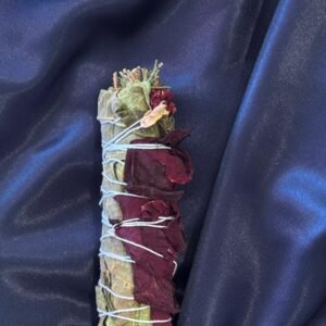 Tocha mágica artesanal com rosas, alecrim e folhas de figo para amor, proteção e prosperidade.