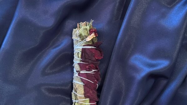 Tocha mágica artesanal com rosas, alecrim e folhas de figo para amor, proteção e prosperidade.