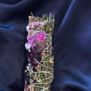 Tocha mágica artesanal com lavanda, gerânio, alecrim e sálvia para proteção, harmonia e limpeza energética.