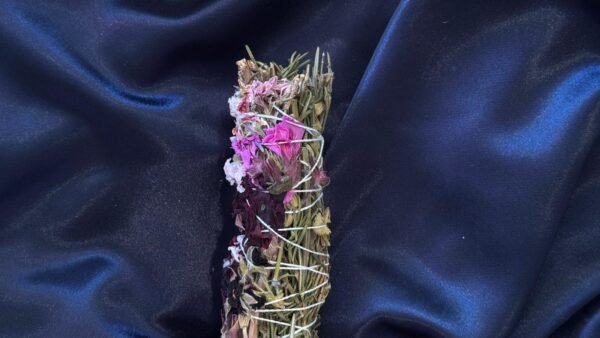 Tocha mágica artesanal com lavanda, gerânio, alecrim e sálvia para proteção, harmonia e limpeza energética.
