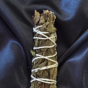 Tocha mágica artesanal com lavanda, sálvia e hortelã para limpeza energética, frescor e harmonia.