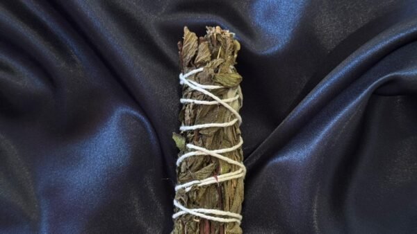 Tocha mágica artesanal com lavanda, sálvia e hortelã para limpeza energética, frescor e harmonia.
