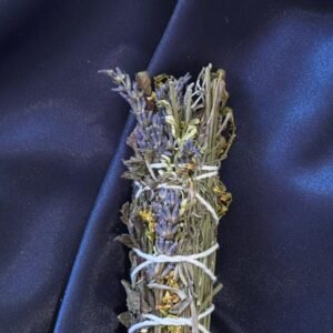 Tocha mágica artesanal com hortelã, lavanda e arruda para proteção, frescor e harmonia energética.