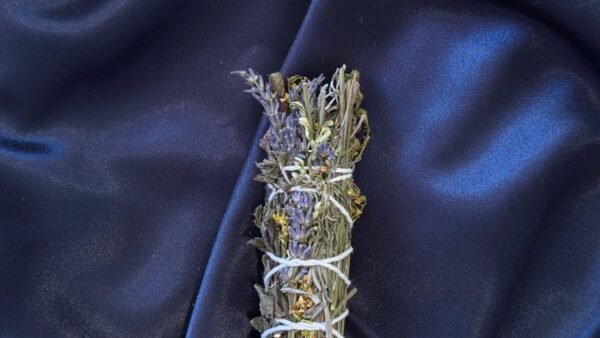Tocha mágica artesanal com hortelã, lavanda e arruda para proteção, frescor e harmonia energética.