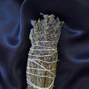 Tocha mágica artesanal com tanchagem, camomila, lavanda e alecrim para cura, serenidade e proteção energética.