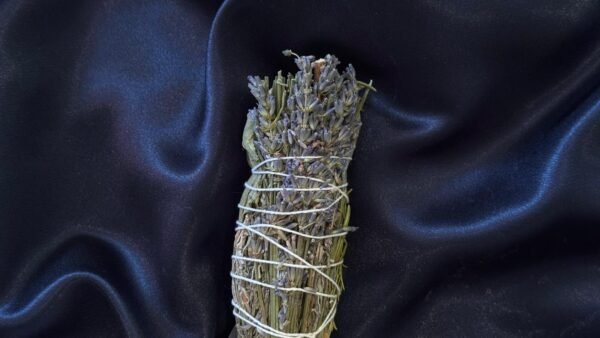 Tocha mágica artesanal com tanchagem, camomila, lavanda e alecrim para cura, serenidade e proteção energética.