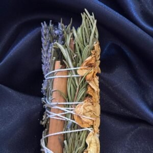 Tocha mágica artesanal com alecrim, canela, lavanda e rosa branca para proteção, prosperidade e paz.