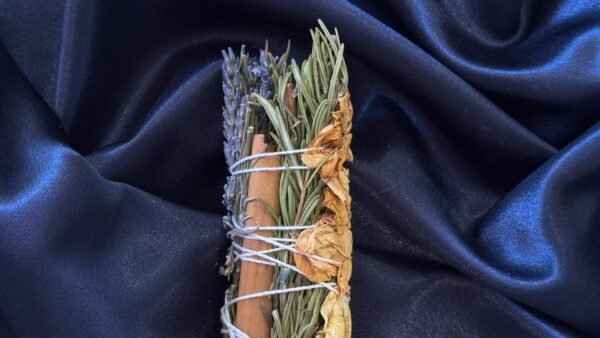 Tocha mágica artesanal com alecrim, canela, lavanda e rosa branca para proteção, prosperidade e paz.
