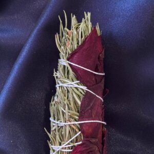 Tocha mágica artesanal com alecrim e rosa vermelha para proteção espiritual e energia amorosa.