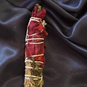 Tocha mágica artesanal com lavanda, sálvia, hortelã e rosa vermelha para limpeza, proteção e magnetismo amoroso.