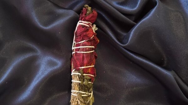 Tocha mágica artesanal com lavanda, sálvia, hortelã e rosa vermelha para limpeza, proteção e magnetismo amoroso.