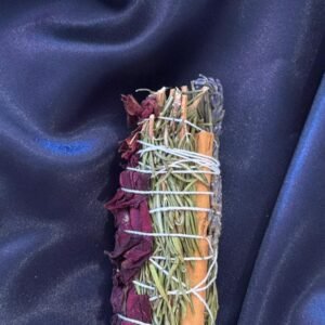 Tocha mágica artesanal com alecrim, canela, lavanda e rosa vermelha para proteção, prosperidade e magnetismo amoroso.
