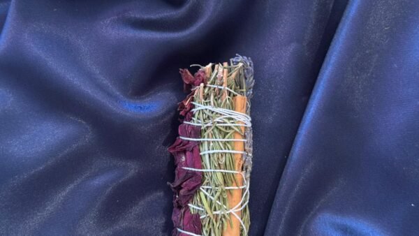 Tocha mágica artesanal com alecrim, canela, lavanda e rosa vermelha para proteção, prosperidade e magnetismo amoroso.