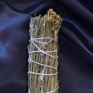 Tocha mágica artesanal com hortelã, arruda, lavanda e sálvia para proteção, limpeza e harmonia energética.