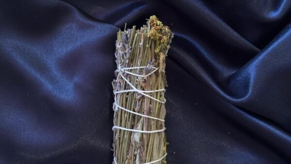 Tocha mágica artesanal com hortelã, arruda, lavanda e sálvia para proteção, limpeza e harmonia energética.