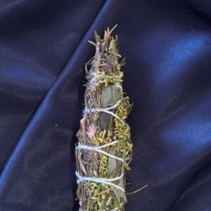 Tocha mágica artesanal com arruda, lavanda, amora e alecrim para proteção, harmonia e força vital.