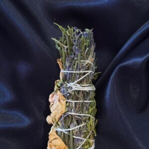 Tocha mágica artesanal com alecrim, arruda, lavanda e rosa branca para proteção, paz e harmonia.
