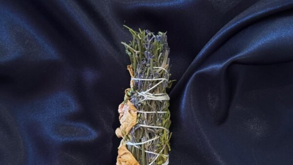 Tocha mágica artesanal com alecrim, arruda, lavanda e rosa branca para proteção, paz e harmonia.