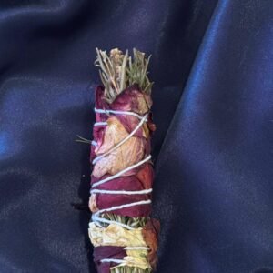 Tocha mágica artesanal com alecrim e pétalas de rosas para proteção e amor.