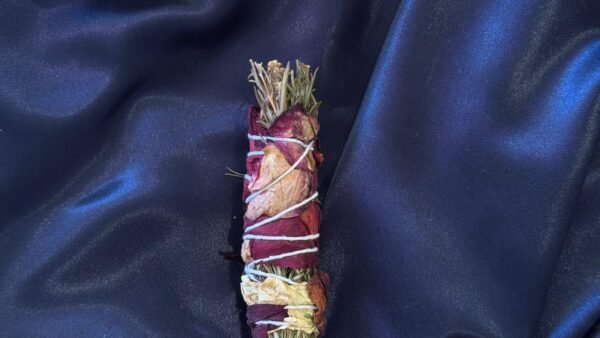Tocha mágica artesanal com alecrim e pétalas de rosas para proteção e amor.