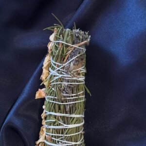 Tocha mágica artesanal com alecrim, lavanda, sálvia e pétalas de rosa branca para proteção, limpeza e paz.