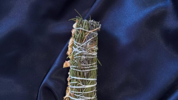 Tocha mágica artesanal com alecrim, lavanda, sálvia e pétalas de rosa branca para proteção, limpeza e paz.