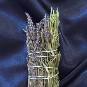 Tocha mágica artesanal com alecrim, sálvia e lavanda para proteção, purificação e harmonia.