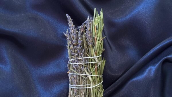Tocha mágica artesanal com alecrim, sálvia e lavanda para proteção, purificação e harmonia.