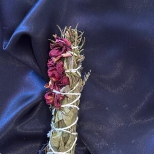 Tocha mágica artesanal com lavanda, sálvia, alecrim e rosa vermelha para proteção, purificação e magnetismo amoroso.