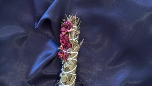 Tocha mágica artesanal com lavanda, sálvia, alecrim e rosa vermelha para proteção, purificação e magnetismo amoroso.