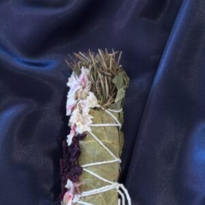 Tocha mágica artesanal com alecrim, canela, pétalas de rosa amarela e lavanda para atrair prosperidade, vitalidade e proteção espiritual.