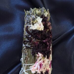 Tocha mágica artesanal com alecrim, lavanda, camomila e pétalas de rosa para proteção energética e harmonia espiritual.