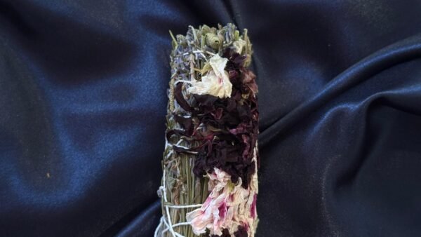 Tocha mágica artesanal com alecrim, lavanda, camomila e pétalas de rosa para proteção energética e harmonia espiritual.