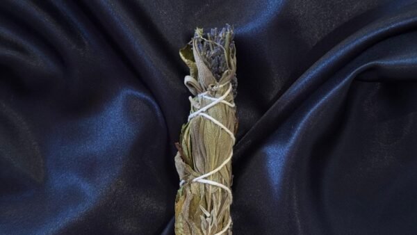 Tocha mágica artesanal com hortelã, alecrim e flores coloridas para renovação energética e florescimento espiritual.