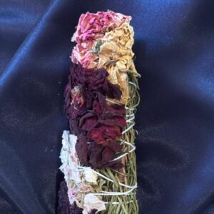 Tocha mágica artesanal com rosa vermelha, alecrim e arruda para proteção, harmonia e força espiritual.