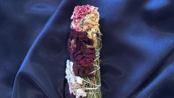Tocha mágica artesanal com rosa vermelha, alecrim e arruda para proteção, harmonia e força espiritual.
