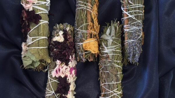 Coleção de tochas mágicas artesanais com diferentes ervas e flores para rituais energéticos e espirituais.